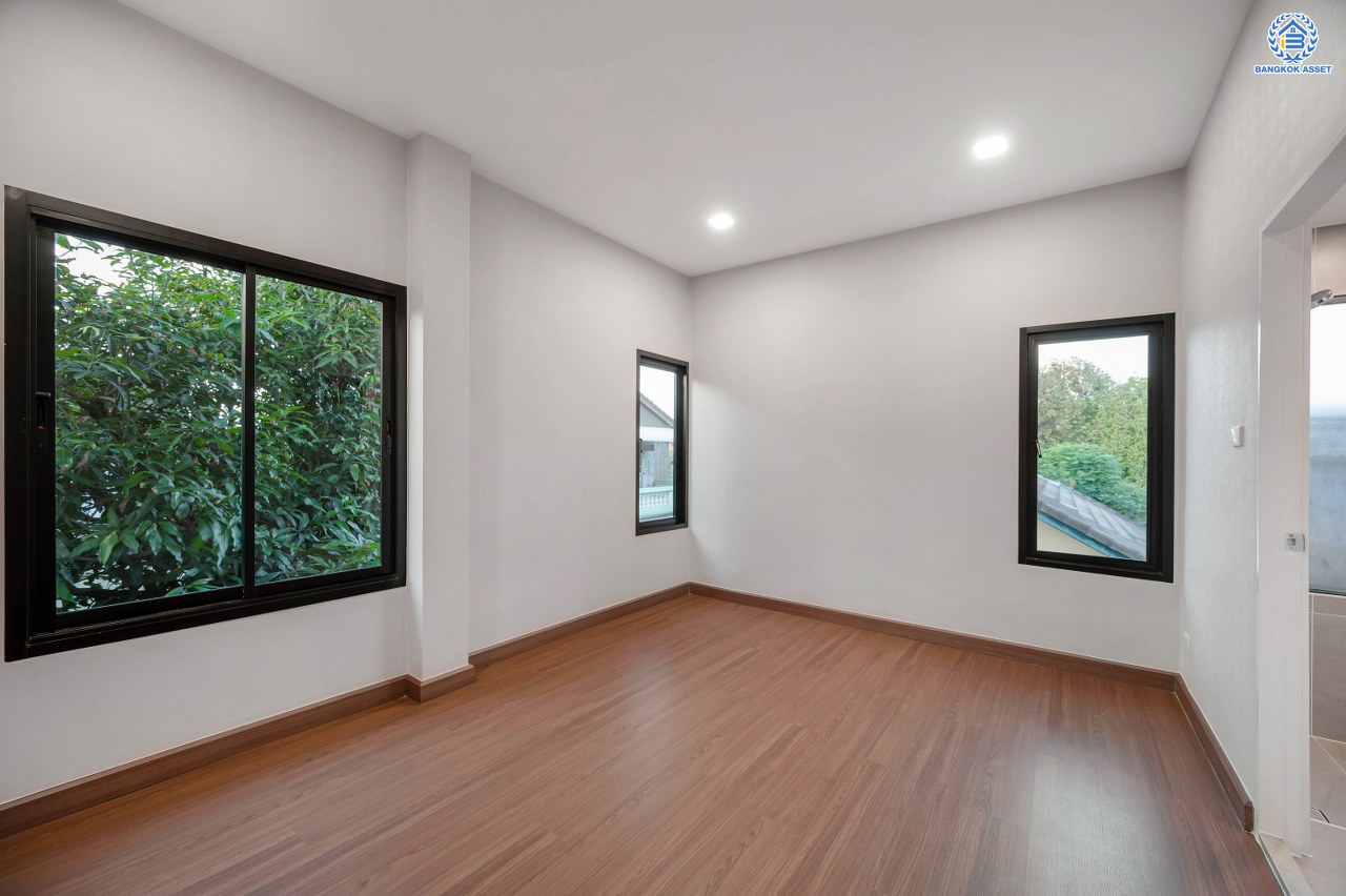 บ้านมือสองตกแต่งใหม่ หลังใหญ่พิเศษ โครงการ ชวนชื่นกรีนวิลล์ พุทธมณฑลสาย2 เนื้อที่ 108 ตร.ว. พื้นที่ใช้สอย 250 ตร.ม. ภายในตกแต่งหรูหรา บรรยากาศเป็นส่วนตัว พร้อมมีสระว่ายน้ำในตัว มาพร้อมฟังก์ชันจัดเต็ม 4 ห้องนอน 4 ห้องน้ำ 1 ห้องแม่บ้าน จอดรถได้ 2 คัน บนทำเลศักยภาพ เข้า-ออกได้ทั้ง ถ.พุทธมณฑลสาย2 และ ถ.กาญจนาภิเษก ใกล้ทางคู่ขนานลอยฟ้าบรมราชชนนี, เซ็นทรัลปิ่นเกล้า และม.มหิดล